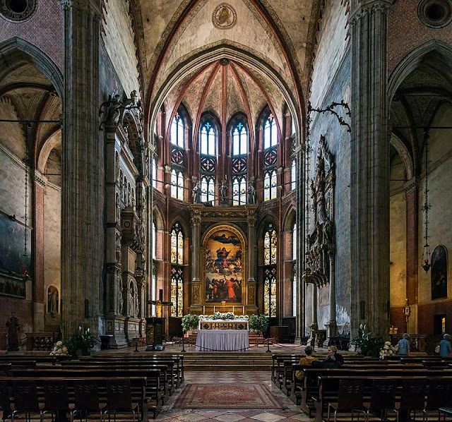 Interno della Basilica di Santa Maria Gloriosa dei Frari. “Pala dell’Assunta” (1516-1518), Tiziano Vecellio.