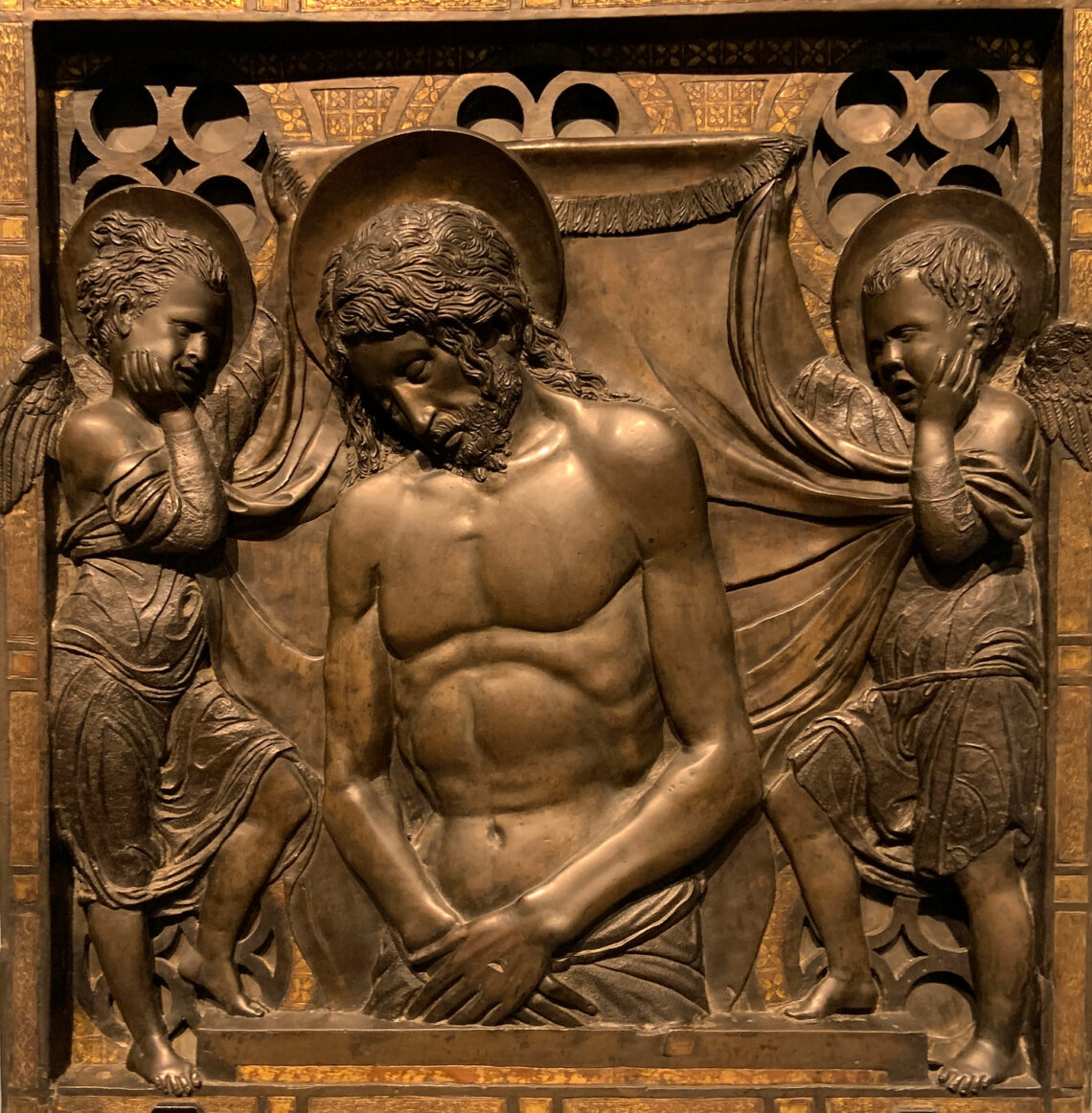 Donatello "Imago Pietatis" 1449-1450, bronzo parzialmente dorato cm. 59x56x7. Basilica di Sant'Antonio, Altare maggiore, Padova.